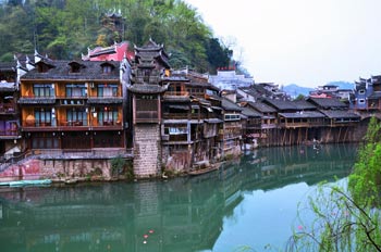  張家界國家森林公園、黃龍洞、鳳凰古城九景三晚四日游